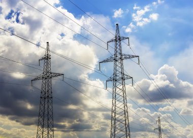 Yüksek gerilim elektrik pilon sistemde gökyüzü arka plan.