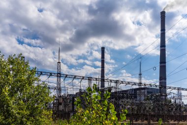 Mavi gökyüzü arka plan üzerinde bacaları ile güç istasyonu.