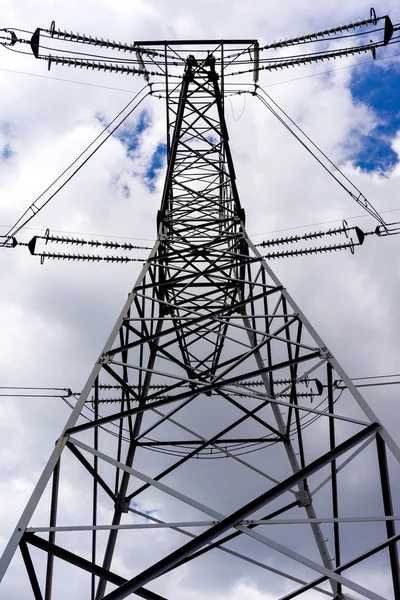 Linea di trasmissione elettrica torre vista da vicino dal basso . — Foto Stock