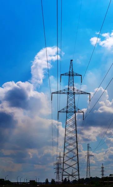 Línea de energía. pilón contra un cielo azul . —  Fotos de Stock