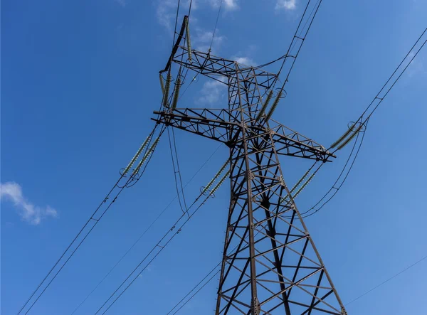 Linea elettrica. pilone contro un cielo blu . — Foto Stock