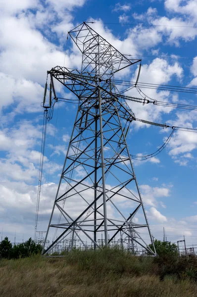 Linea elettrica. pilone contro un cielo blu . — Foto Stock