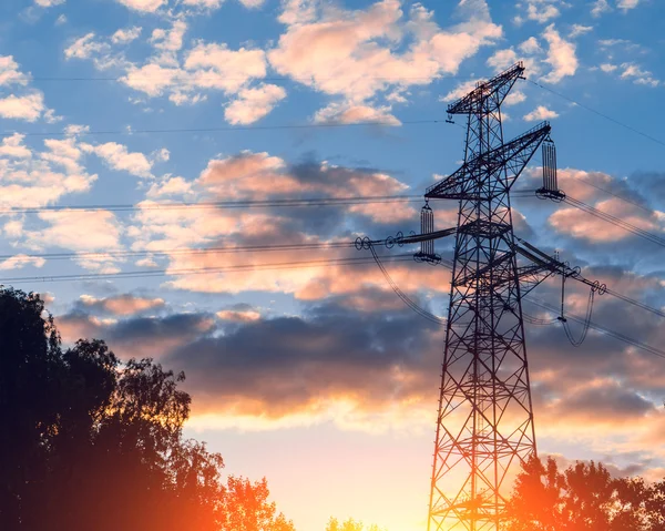 Belo pôr do sol na silhueta de fundo das torres de linhas de energia . — Fotografia de Stock