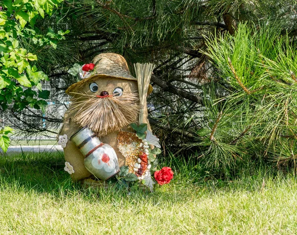 ahşap cin ağaç bekleyen yeni yıl altında oturan.