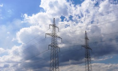 Yüksek gerilim güç hatları 110 kv bulutlu akşam gökyüzü arka plan üzerinde.