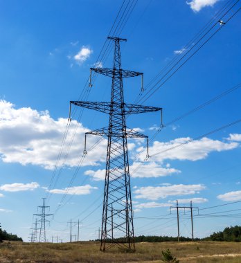 Mavi gökyüzü arkaplanına karşı elektrik direği