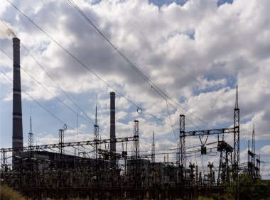 Santral katı kömür ve doğal gaz üzerinde çalışan silüeti.