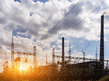 Termik santral, elektrik hatları ve güzel gün batımı.