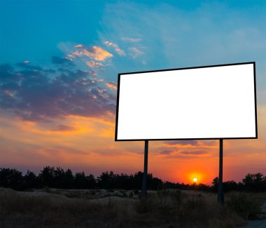 Boş billboard günbatımı arka plan ile yeni reklam için hazır.