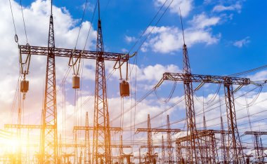 Enerji Santrali ve trafo trafo Merkezi pilleri, güneş batımında güzel gökyüzü silüeti