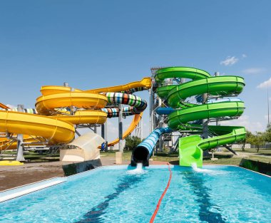 Açık hava su parkı. Çok renkli slaytlar ve havuzlar. Kimse yok..