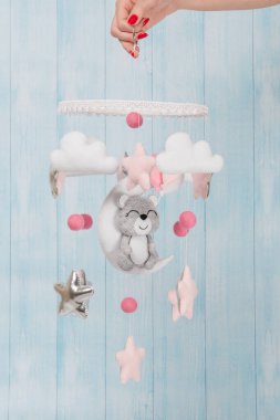 Bebek beşiği mobil - hafif arka planda çocuk oyuncakları