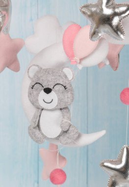 Bebek beşiği mobil - hafif arka planda çocuk oyuncakları