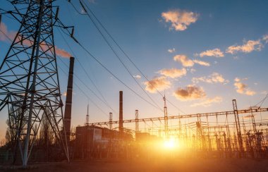 Gün batımında termik santraller ve elektrik hatları