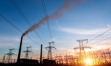Gün batımında termik santraller ve elektrik hatları