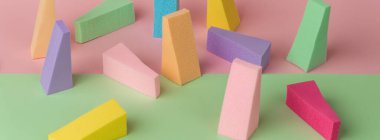 Farklı renkte arka planlarda çok renkli süngerlerin üst görüntüsü. Soyut resim.