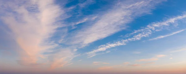 Cielo Colorido Con Nubes Cirros Durante Amanecer Panorama Alta Resolución — Foto de Stock