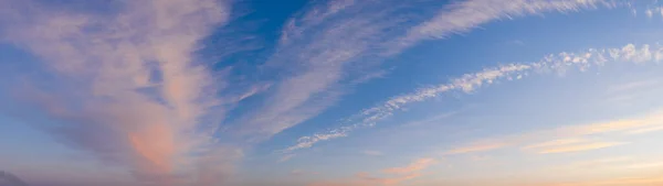 Cielo Colorido Con Nubes Cirros Durante Amanecer Panorama Alta Resolución — Foto de Stock