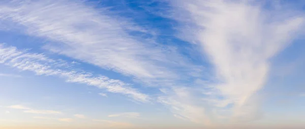 Cielo Colorido Con Nubes Cirros Durante Amanecer Panorama Alta Resolución — Foto de Stock