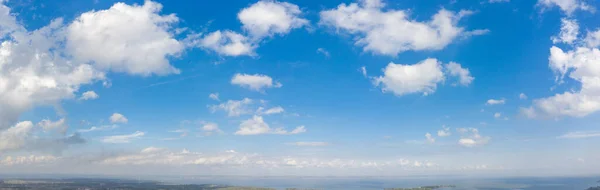 Nubes Panorama Del Cielo Azul Día Soleado Sobre Lago — Foto de Stock