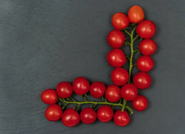 Ein Zweig Roter Kirschtomaten Auf Dunklem Schiefergrund Das Kleine Saftige — Stockfoto