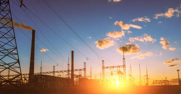 Linhas Alta Tensão Estação Distribuição Electricidade Torre Transmissão Elétrica Alta — Fotografia de Stock