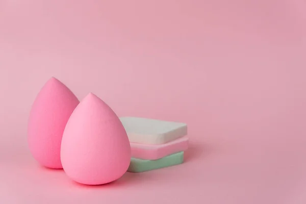 Esponjas Para Aplicar Maquillaje Forma Gota Huevo Esponjas Planas Sobre —  Fotos de Stock