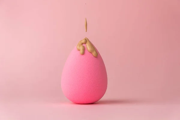 Foundation Flows Sponge Applying Makeup Form Drop Egg Delicate Pink — Stock Photo, Image