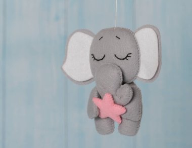 Bebek beşiği mobil - hafif arka planda çocuk oyuncakları