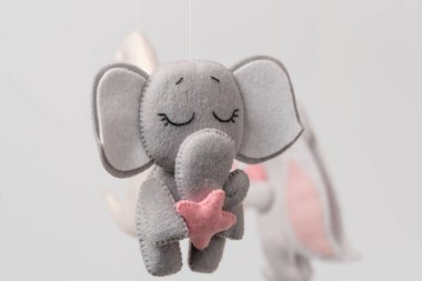 Bebek beşiği mobil - hafif arka planda çocuk oyuncakları