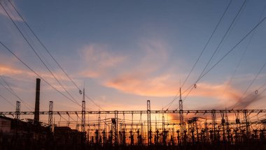 Gün batımında termik santraller ve elektrik hatları