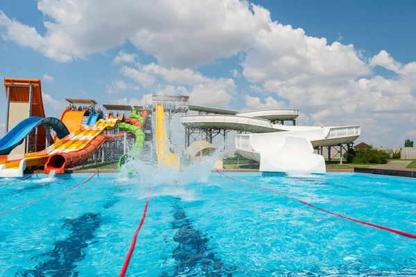 Vodní Park Pestrobarevné Diapozitivy Bazénem Aquapark Bez Lidí Letního Dne — Stock fotografie