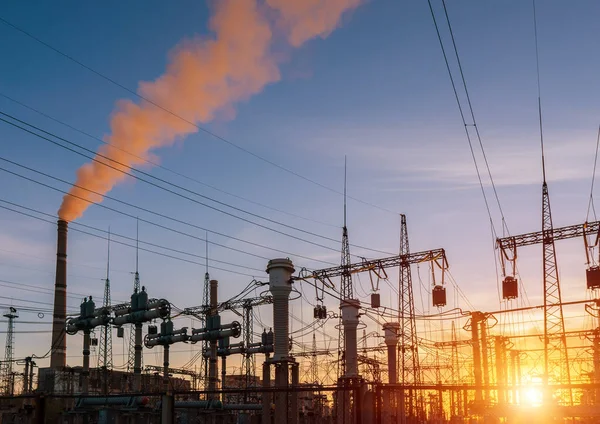 Elektrownie Cieplne Linie Energetyczne Podczas Zachodu Słońca — Zdjęcie stockowe