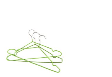 Metal giysiler arka planda asılı duruyor. Giysiler için gardıroplar asılıydı. Metin için yer.