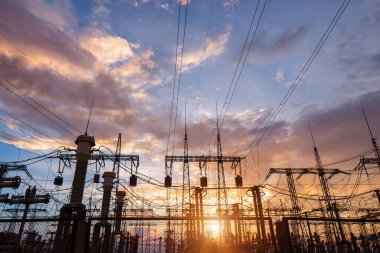 Yüksek voltajlı elektrik hatları. Elektrik dağıtım istasyonu. Yüksek voltajlı elektrik iletim kulesi. Güç hatları ve trafoları olan dağıtım elektrik santrali.