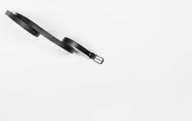 Siyah kuşak açık arkaplandaki deriden yapılmıştır. Kadın ve erkekler için suç ortağı.