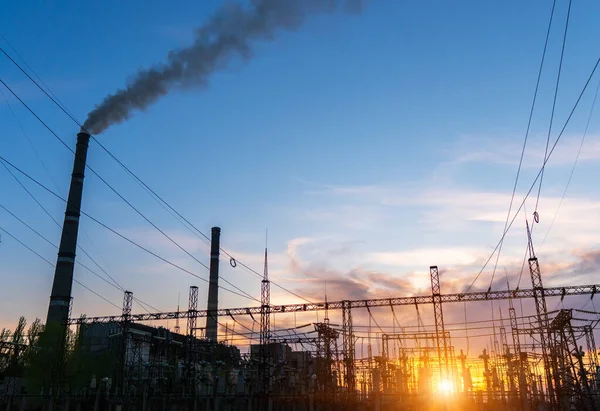 Distribuição Subestação Elétrica Com Linhas Alimentação Transformadores Pôr Sol — Fotografia de Stock