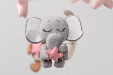 Bebek beşiği mobil - hafif arka planda çocuk oyuncakları