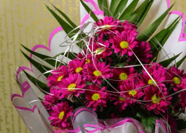 Kutlama paketinde bir buket Gerberas..