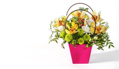 Hassas orkideler hediye kutusunda ya da arka planda sepet şeklinde. Metin için boşluk. Bir buket orkide, güller ve kasımpatı. şenlikli kartpostal.