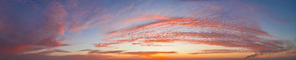 Интенсивный Панорамный Закат Перистыми Облаками Освещенными Красными Лучами Солнца — стоковое фото