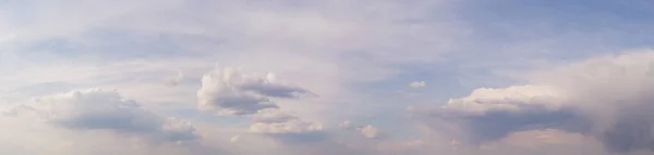 Amplio Panorama Del Cielo Con Nubes Plumas Cúmulos Durante Día — Foto de Stock