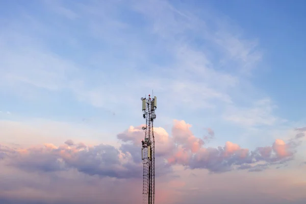 Een Mobiele Telefoon Toren Verrijst Tegen Een Schemering Lucht Een — Stockfoto