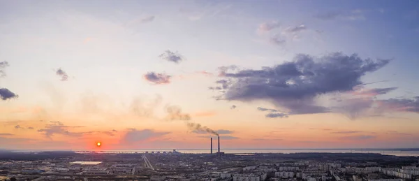 夕暮れ時の産業風景のパノラマ 夕暮れ時の火力発電所空中風景 — ストック写真