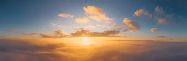 Panoramautsikt Från Ett Flygplan Vacker Mättad Soluppgång Ovanför Molnen Röda — Stockfoto