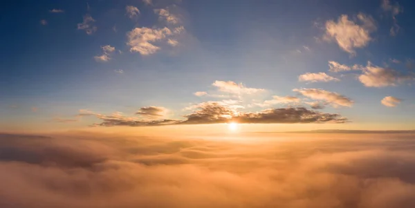 Utsikt Från Ett Flygplan Vacker Mättad Soluppgång Ovanför Molnen Orange — Stockfoto