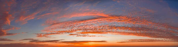 Intense Dramatische Panoramische Zonsondergang Met Cirruswolken Verlicht Door Rode Zonnestralen — Stockfoto