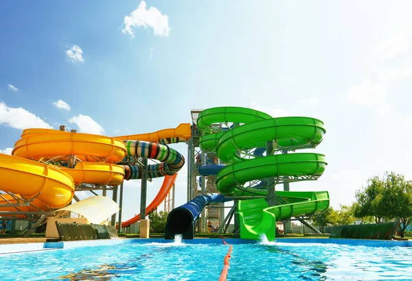 Parque Aquático Escorregas Multicoloridos Brilhantes Com Uma Piscina Parque Aquático — Fotografia de Stock