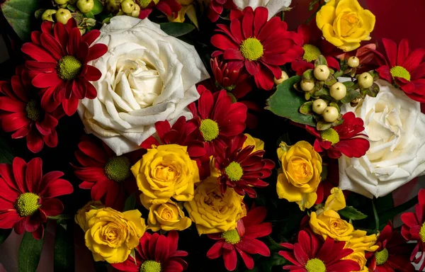 Прекрасный Букет Различных Цветов Включая Розы Цветочный Фон Открытка Празднику — стоковое фото