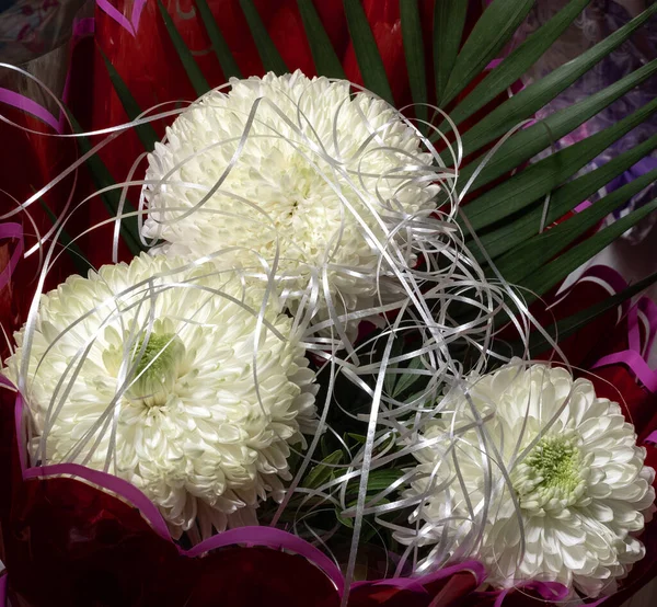 Ramo Festivo Crisantemos Volumétricos Blancos Con Decoraciones Adicionales —  Fotos de Stock